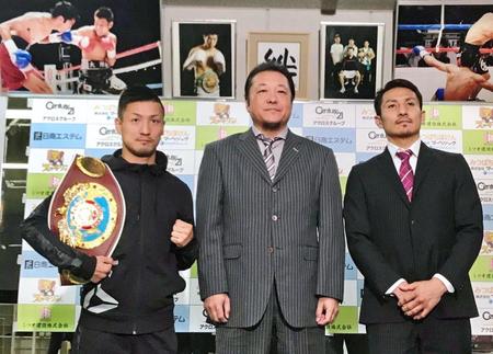 　１２月１日に初防衛戦を行う小西伶弥（左）。右は仲村正男