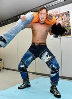 デビュー５周年の大会のＰＲで来社し、早くも気合をみなぎらせるＡーＴＥＡＭ　ＨＡＳＥＧＡＷＡ（撮影・持木克友）