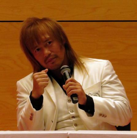 会見でクリス・ジェリコを挑発する内藤哲也＝東京都港区のテレビ朝日