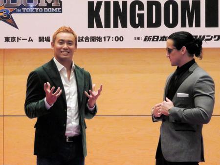 挑発的な笑みを浮かべるオカダ・カズチカ（左）をにらみつけるジェイ・ホワイト＝東京都港区のテレビ朝日