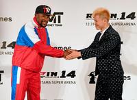 フォトセッションで那須川天心と握手して途中で退席するフロイド・メイウェザー・Ｊｒ（左）＝東京・港区の六本木ヒルズ（撮影・三好信也）