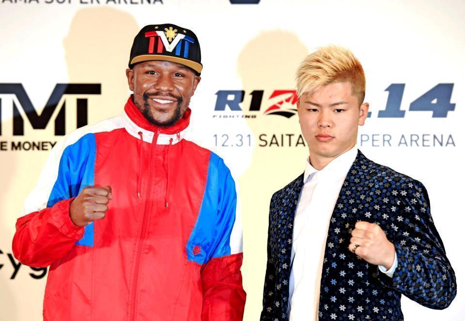 ＲＩＺＩＮ１４参戦が決まり、那須川天心（右）とファイティングポーズをとるフロイド・メイウェザー・Ｊｒ（撮影・三好信也）