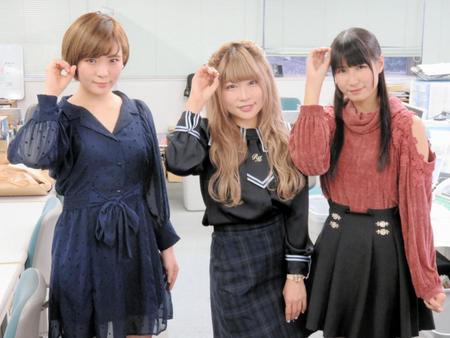 東京・木場のデイリースポーツを訪れたスターダム★アイドルズの（左から）末吉桃子、中野たむＧＭ、小日向千