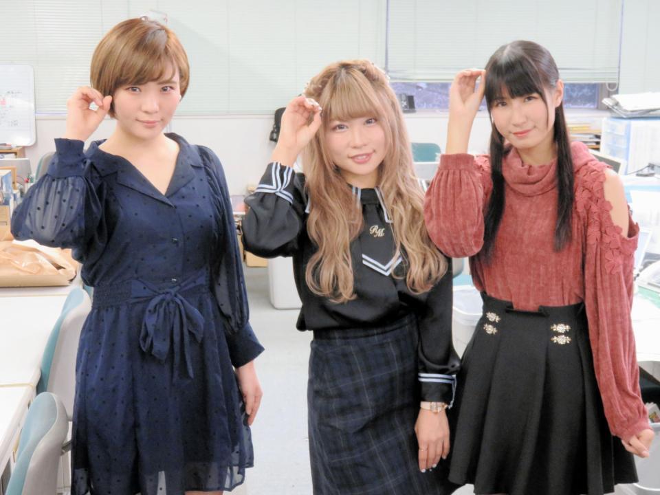 東京・木場のデイリースポーツを訪れたスターダム★アイドルズの（左から）末吉桃子、中野たむＧＭ、小日向千