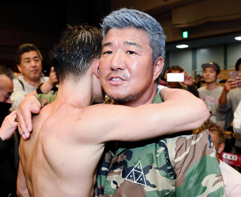 　暫定王者となった亀田和毅（左）を抱きしめる父・史郎氏＝１２日、後楽園ホール