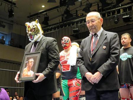 キッドさんの遺影を持って、追悼する初代タイガーマスク（前列左）と新間寿氏（同右）
