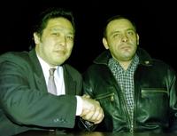 みちのくプロレスの会場を訪れ、佐山聡（左）と握手するダイナマイト・キッドさん＝１９９６年