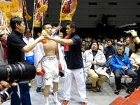 　リングインする寿以輝を見つめる父、辰吉丈一郎（右端）