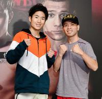 予備検診を終え、笑顔で並ぶ拳四朗（左）とフアレス＝東京都千代田区のホテルグランドパレス（撮影・出月俊成）