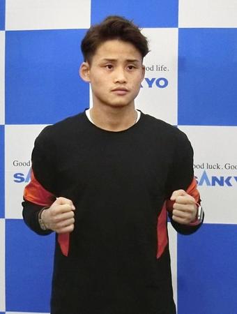 　ＷＢＡライトフライ級世界戦に向けた練習を公開し、ポーズを取る京口