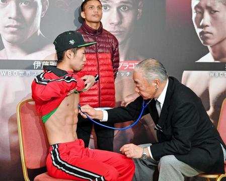 　対戦相手の前で予備検診を受ける井上拓真（左）＝撮影・出月俊成