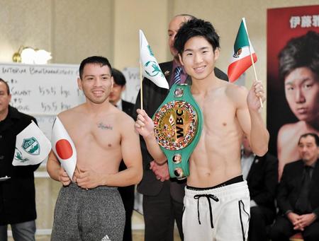 計量を終え、サウル・フアレス（左）と旗を持つ拳四朗＝東京・飯田橋のホテルグランドパレス（撮影・西岡正）