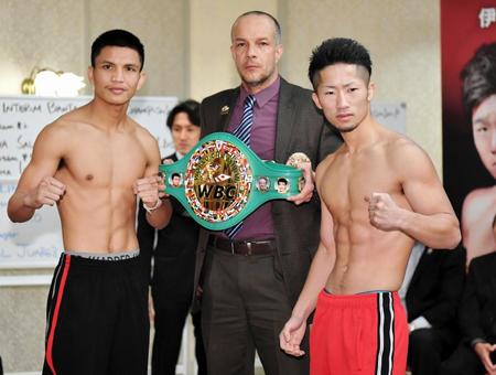 計量を終え、サラパット（左）とポーズを決める井上拓真