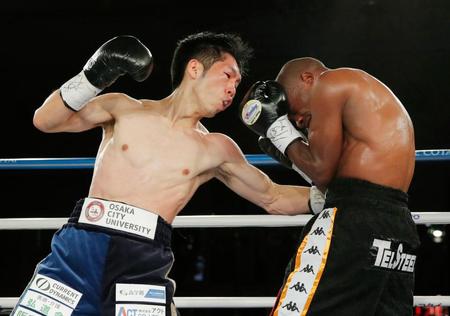 ５回、モルティ・ムザラネ（右）を攻める坂本真宏＝マカオ（共同）