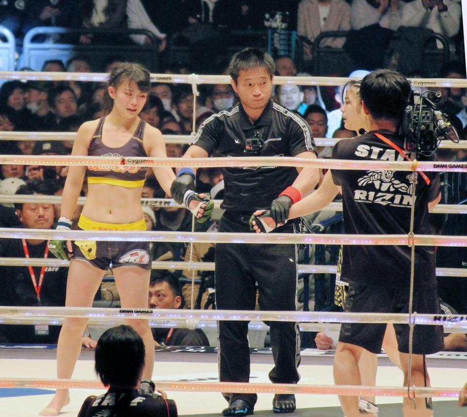 あい（右）に敗れた仮面女子の川村虹花（左）