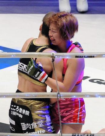 浅倉カンナ（右）と抱き合う浜崎朱加＝さいたまスーパーアリーナ