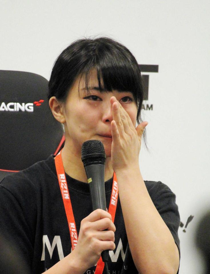 会見で涙ながらに試合を振り返る川村虹花