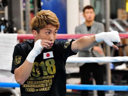 　長谷川穂積氏（奥）の見守る前で練習する井上尚弥