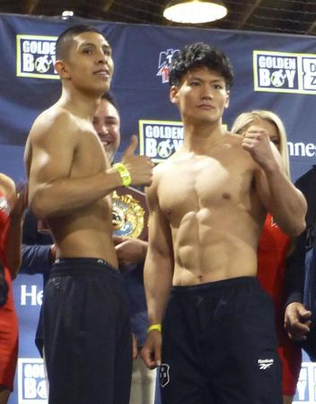 　ＷＢＯスーパーウエルター級タイトルマッチの前日計量をパスした井上岳志（右）と王者ハイメ・ムンギア＝25日、ヒューストン