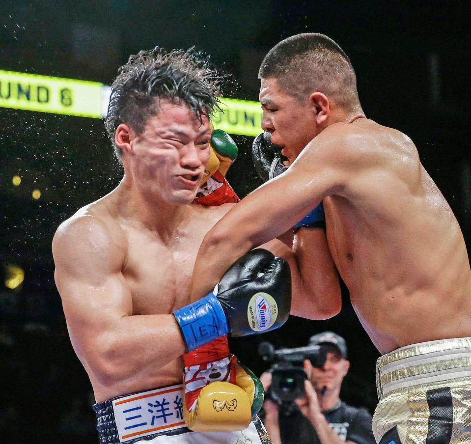 　ハイメ・ムンギア（右）のパンチを受ける井上岳志（ゲッティ＝共同）