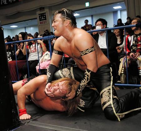 　場外で内藤哲也（下）の首を攻めるタイチ