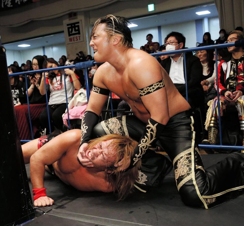 　場外で内藤哲也（下）の首を攻めるタイチ