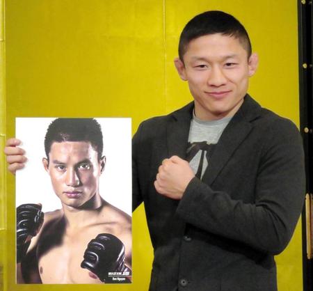 　対戦相手ベン・ウィンの写真にパンチを打ち込むポーズを見せる堀口恭司