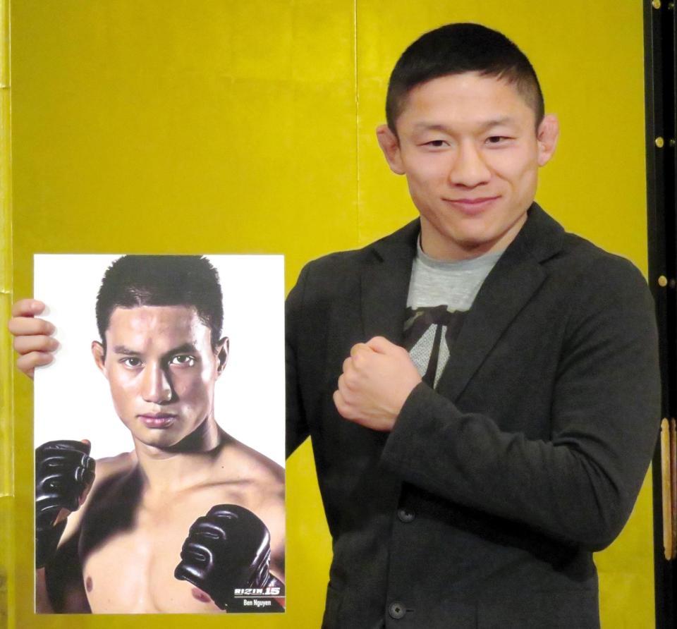 　対戦相手ベン・ウィンの写真にパンチを打ち込むポーズを見せる堀口恭司