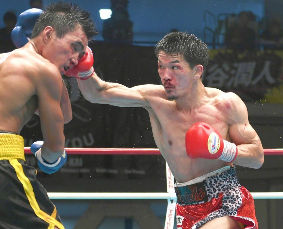 　ロルダン・アルデア（左）を攻める尾川堅一