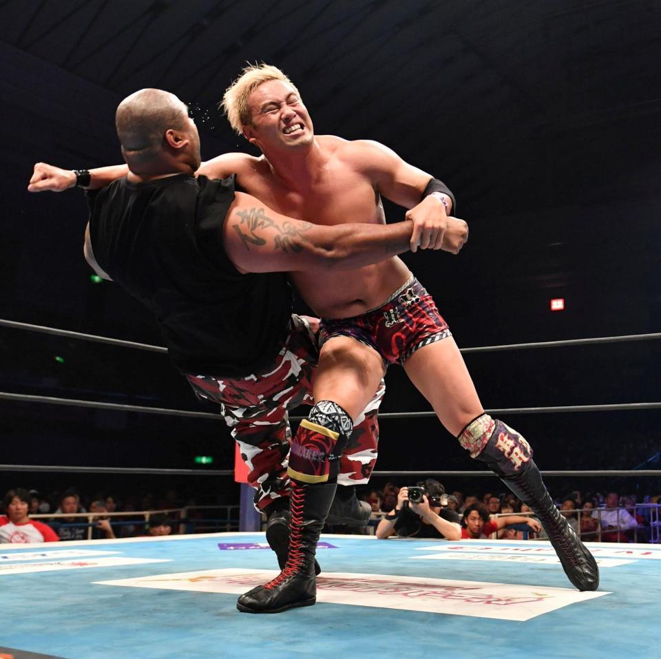 バッドラック・ファレ（左）をレインメーカーで仕留めるオカダ・カズチカ＝エディオンアリーナ大阪（撮影・佐藤厚）