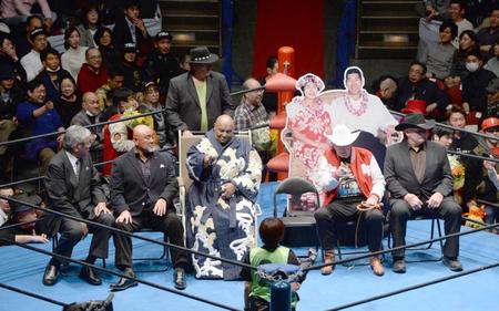　ブッチャーを囲んで記念撮影する（前列左から）坂口征二氏、武藤敬司、ドリー・ファンク・ジュニア、スタン・ハンセンら