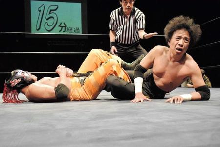サスケの４の字固めに苦しむ友龍＝東京都江東区の新木場１ｓｔＲＩＮＧ