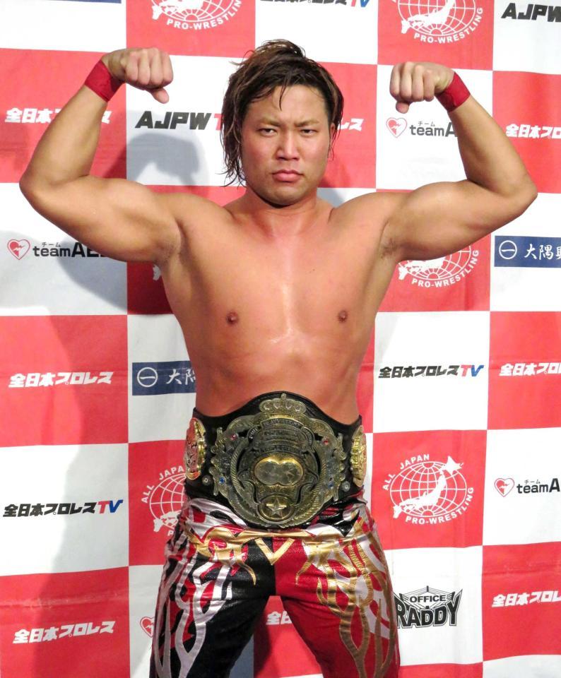 　２度目の防衛に成功し、誇らしげにポーズを決める宮原健斗