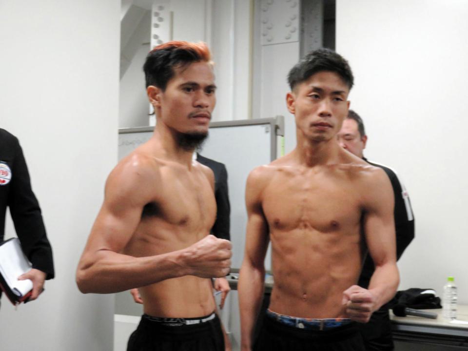 計量をパスした谷口将隆（右）とビック・サルダール＝東京都文京区の後楽園ホール展示会場