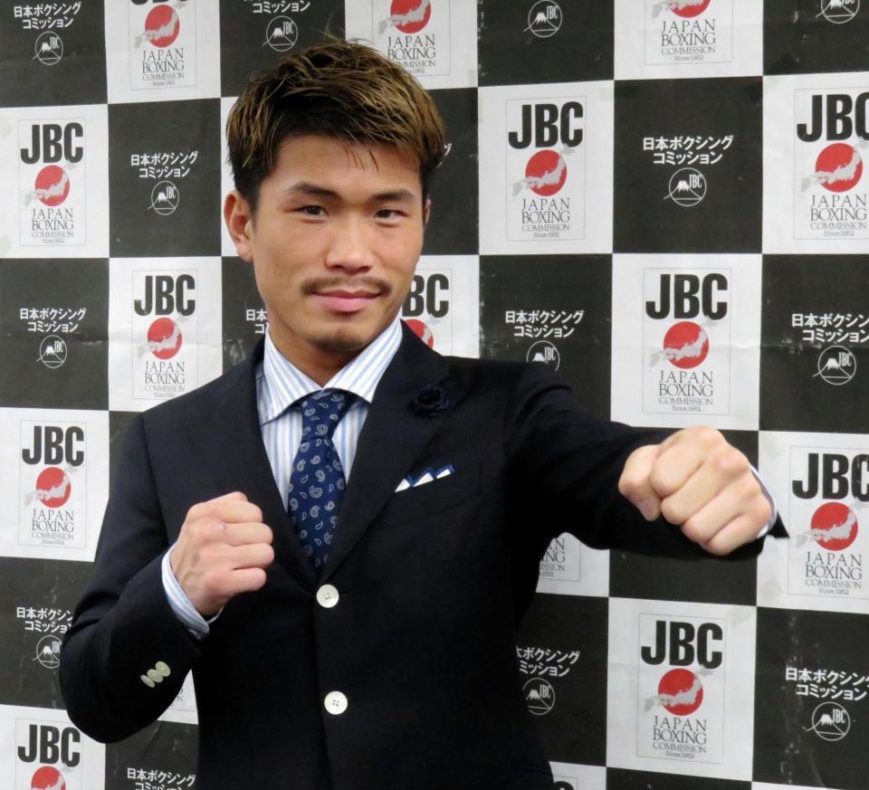 　現役続行を表明し、拳を突き出す木村翔＝２月１９日