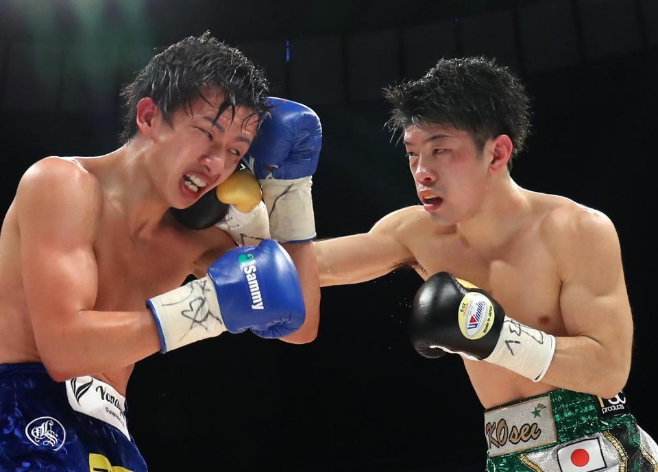 　田中恒成（右）と打ち合う田口良一