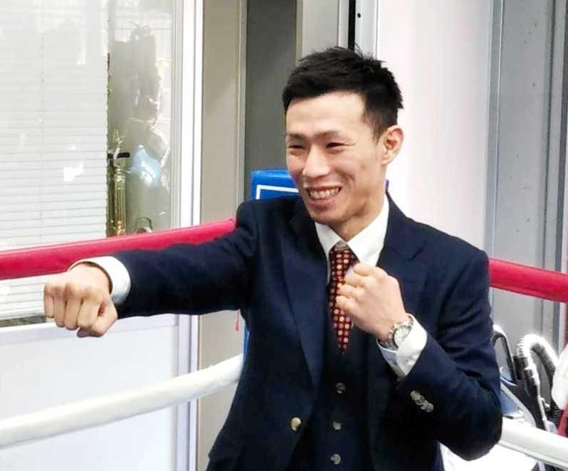 　世界初挑戦が決まり、笑顔で拳を突き出す船井龍一