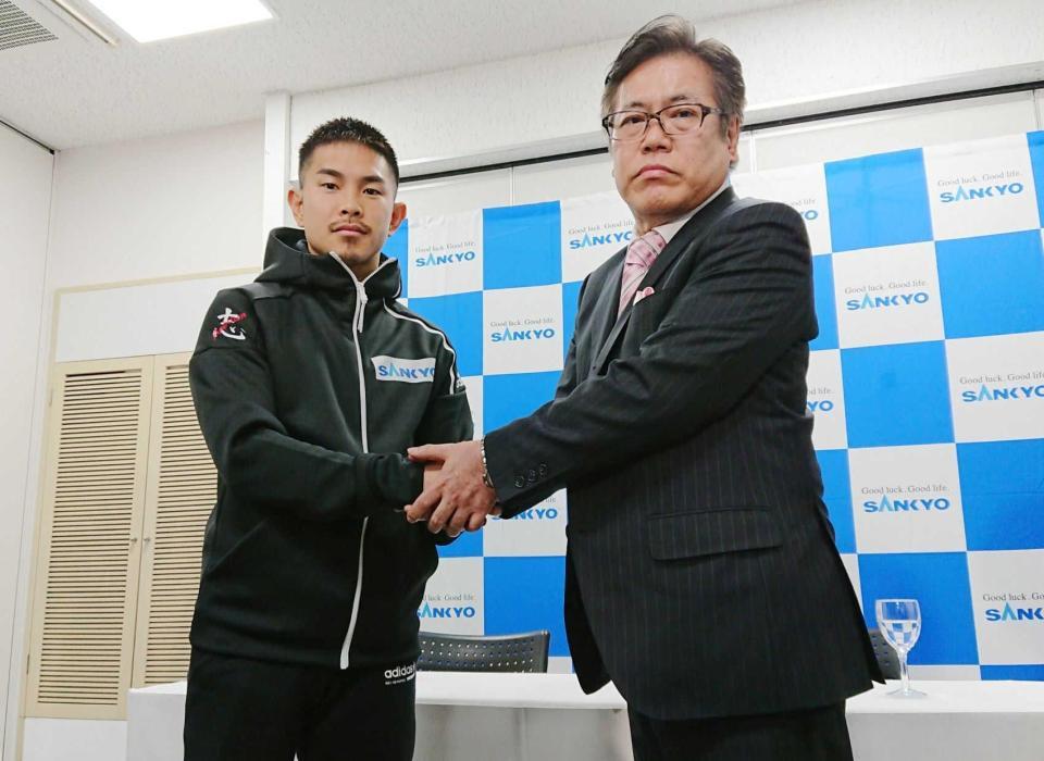 　日本ライセンス取得を決めた井岡一翔（左）と所属するＲｅａｓｏｎ大貴ジムの瀬端会長