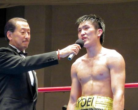 リング上でインタビューに応える垂水稔朗