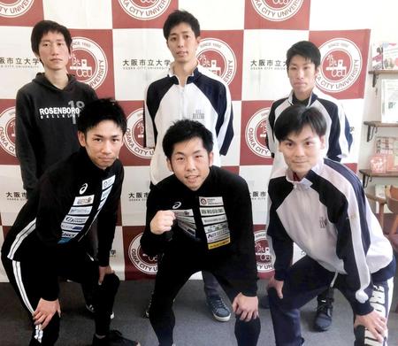 　大阪市立大で会見した坂本真宏（前列中央）、武市トレーナー（前列左端）と同大ボクシング部ＯＢ会