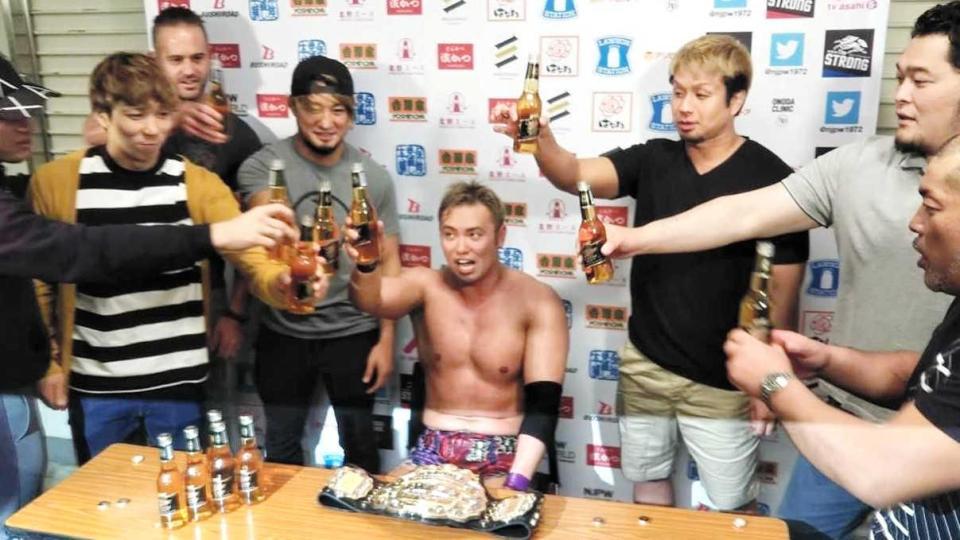 　ケイオスのメンバーと祝杯を挙げるオカダ（中央）