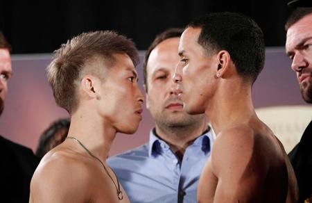 　前日計量をともにパスし、にらみ合う井上尚弥（左）とエマヌエル・ロドリゲス（共同）