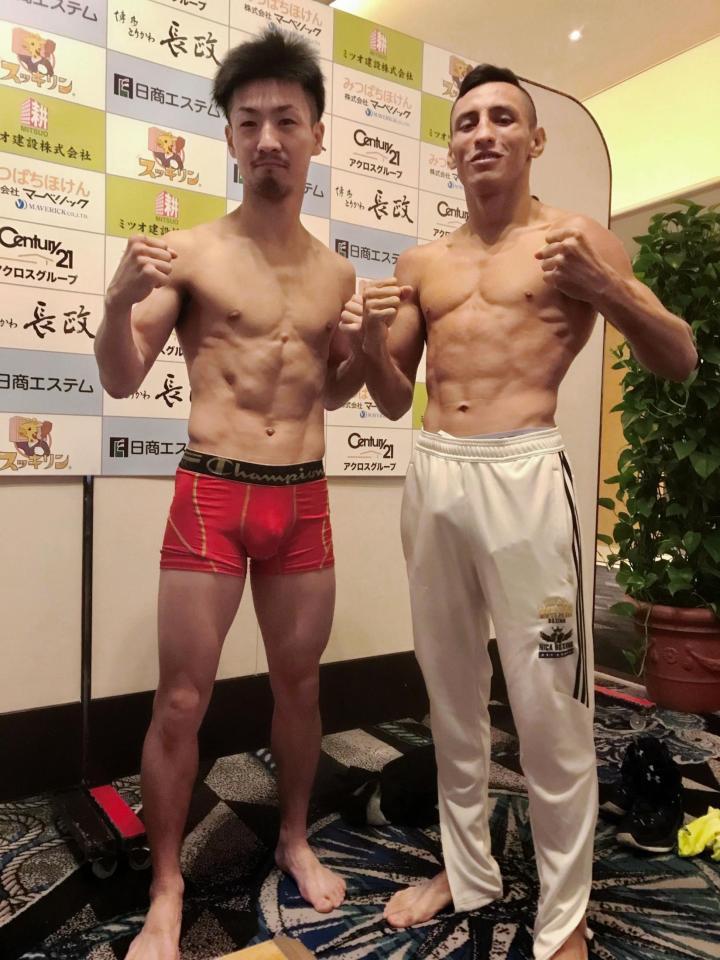 当日計量をクリアした小西伶弥（左）とアルバラード