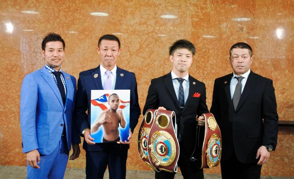 Ｖ２戦を発表した田中恒成（右から２人目）と父の斉トレーナー（右）、畑中清詞会長（左から２人目）、河合貞利フィジカルトレーナー（左）＝名古屋市のＣＢＣ