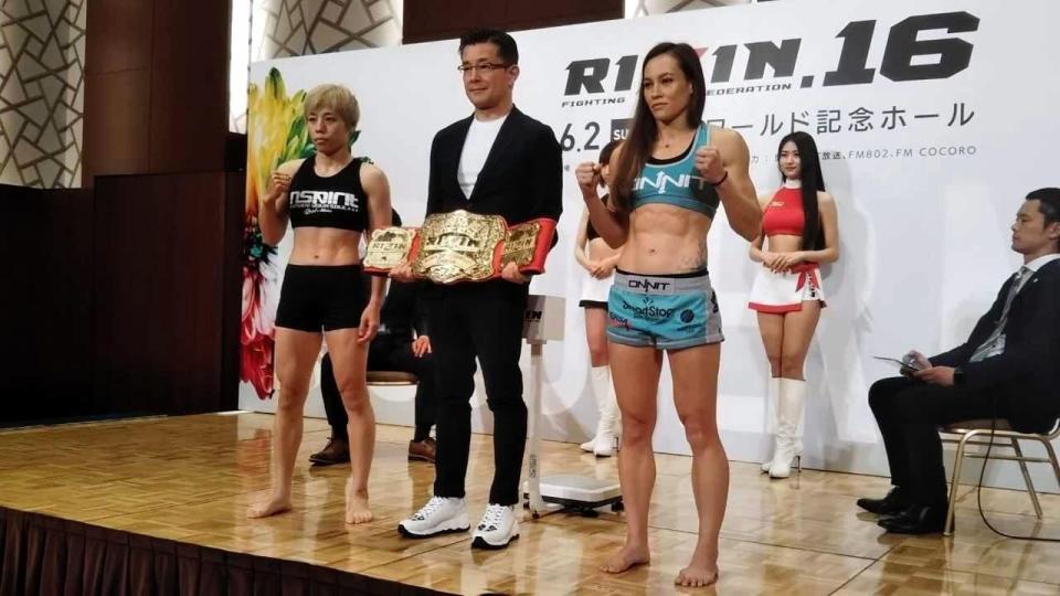 計量をパスした浜崎朱加（前列左）とジン・ユ・フレイ（同右）、中央は榊原信行ＣＥＯ＝大阪市のＡＮＡクラウンプラザホテル大阪