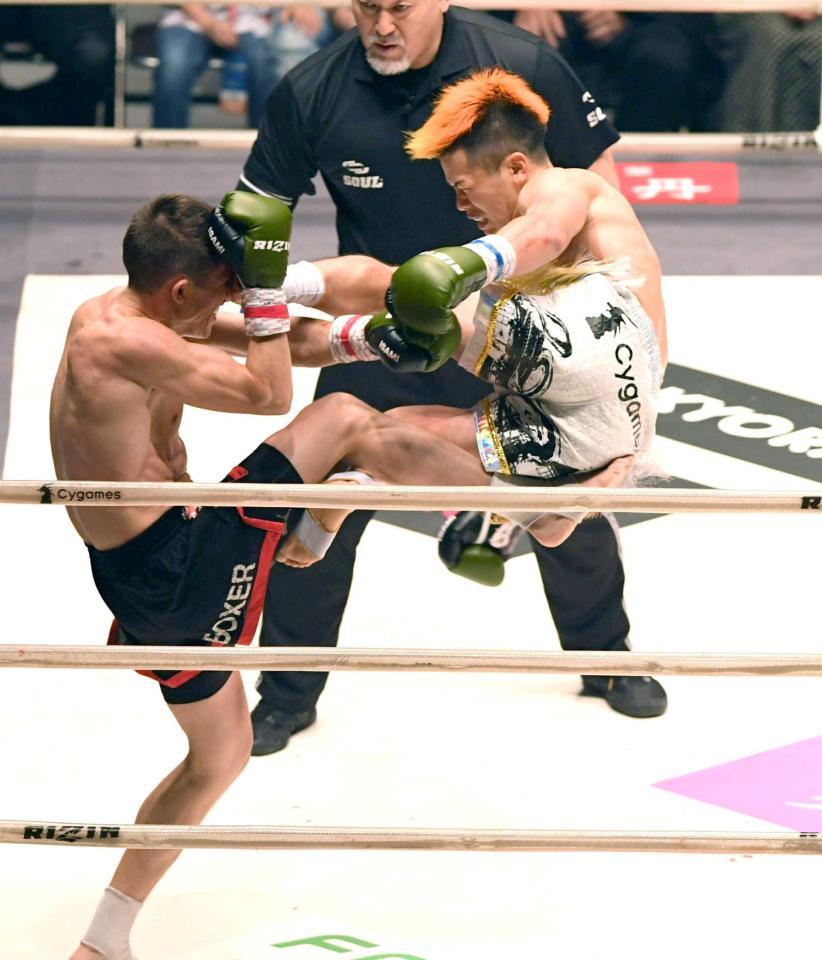 　第２Ｒ，マーティン・ブランコ（左）にハイキックを見舞う那須川天心