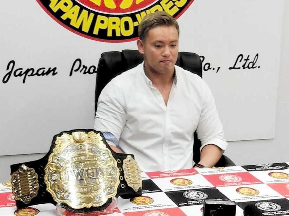 　会見で険しい表情を見せるオカダ・カズチカ