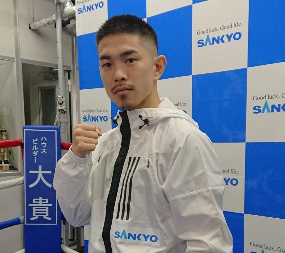 　公開練習前にポーズを取る井岡