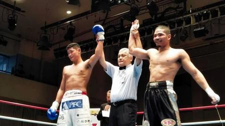 王座決定戦で引き分けた太尊康輝（左）と細川チャーリー忍（右）＝東京都文京区の後楽園ホール