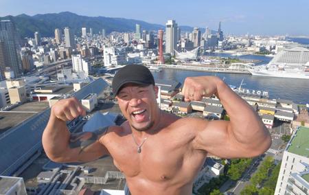 　神戸の街を背に気合を入れるゼウス（撮影・吉澤敬太）